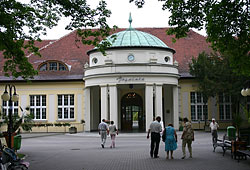 Die Trinkhalle im Kurpark von Klodzko.