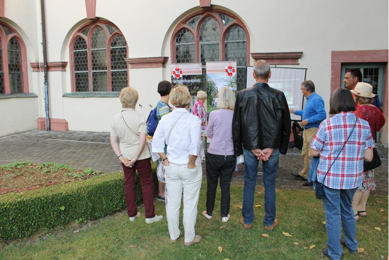 Die Bonifatiusroute als Wander- und Pilgerweg verläuft analog der VIA REGIA von Mainz nach Fulda und folgt dem Weg, auf dem der Leichnam des hl. Bonifatius im Jahre 754 von seinem Bischofssitz in einer großen Prozession nach Fulda überführt wurde, wo er seine letzte Ruhestätte fand.